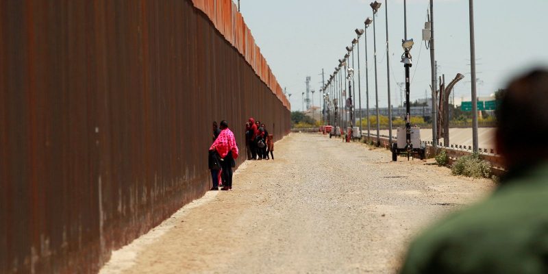 Muro Estados Unidos–México ao longo da fronteira entre os dois países