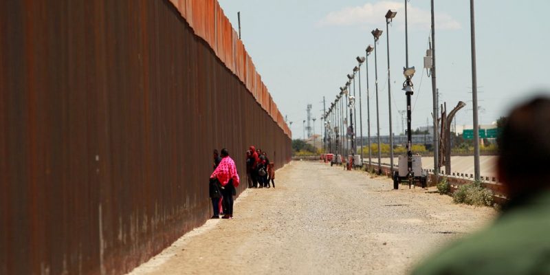 Muro Estados Unidos–México ao longo da fronteira entre os dois países