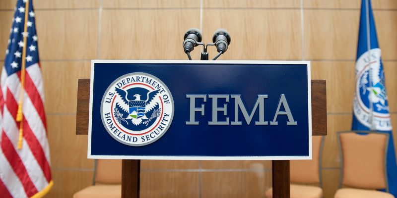2560px-FEMA_-_41152_-_FEMA_logo_on_the_podium_District_of_Columbia - Copia