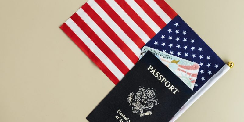 acima-vista-green-card-e-passaporte