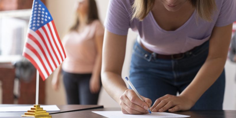 mulher-registrando-se-para-votar-nos-estados-unidos